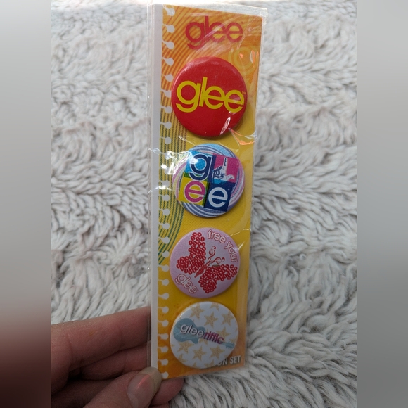 Glee tv series four-piece button set NIP collectible - Picture 1 of 3